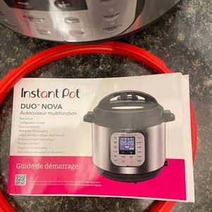 INSTA POT PRESSURE COOKER BLACK BRAND NEW